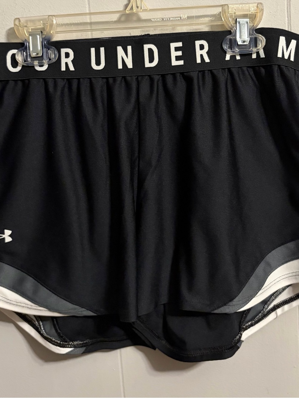 Women’s Under Armour Black Athletic Shorts with side pockets